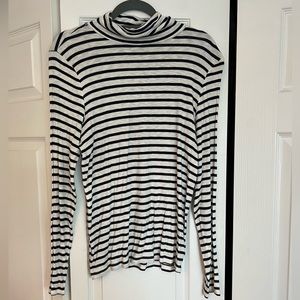 Soft and light stripped turtle neck shirt